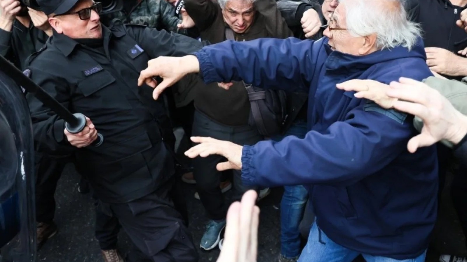 Reprimen a jubilados en el Congreso que protestaban contra el veto de Milei